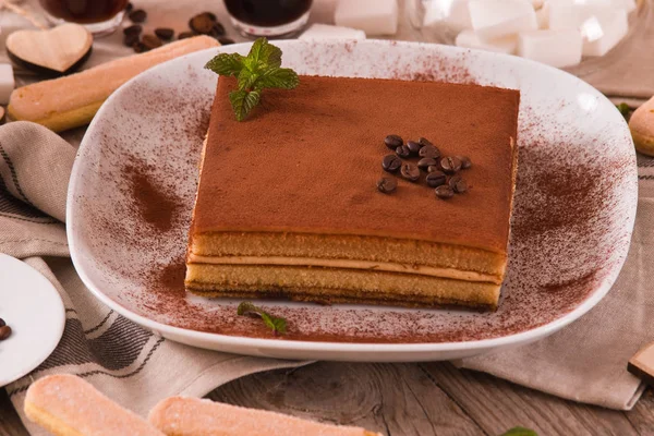 Torta Tiramisù Con Chicco Caffè Piatto Bianco — Foto Stock