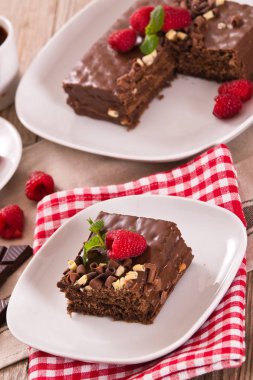 Çikolatalı Kek Ahududu üzerinde beyaz çanak ile.