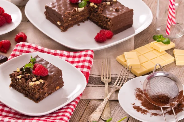 Pastel Chocolate Con Frambuesas Plato Blanco — Foto de Stock