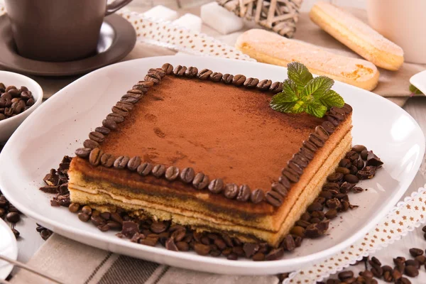 접시에 곁들인 티라미수 케이크 — 스톡 사진