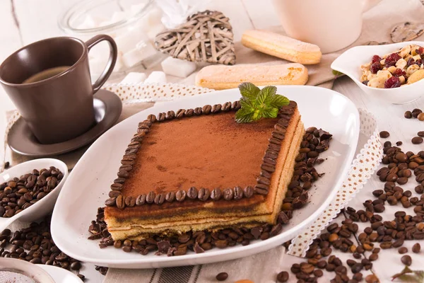 提拉米苏蛋糕与咖啡豆在白色盘 — 图库照片