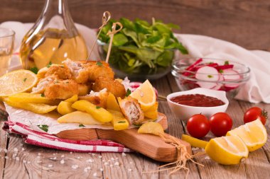 Balık ve cips ahşap tablo.