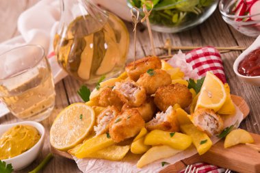 Balık ve cips ahşap tablo.