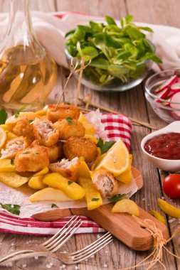 Balık ve cips ahşap tablo.