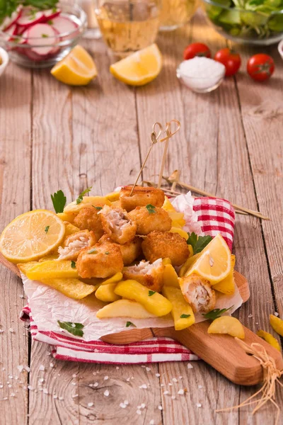 Peixe Batatas Fritas Mesa Madeira — Fotografia de Stock