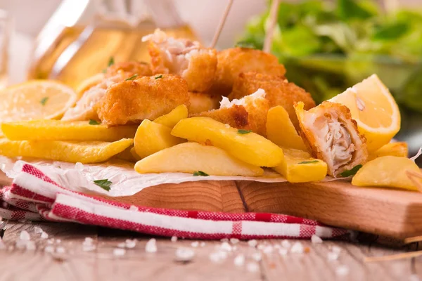 Pesce Patatine Fritte Sul Tavolo Legno — Foto Stock