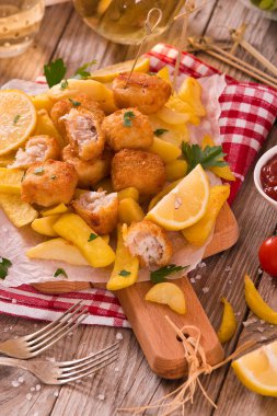 Balık ve cips ahşap tablo.