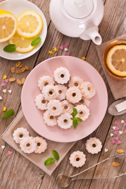 Buzlanma şekeri ile canestrelli bisküvi.