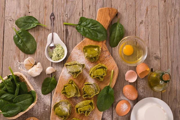 Špenátové Ravioli Sýrem Ricotta Plnění — Stock fotografie