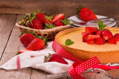Ahşap masa üzerinde nane ile Çilek cheesecake.
