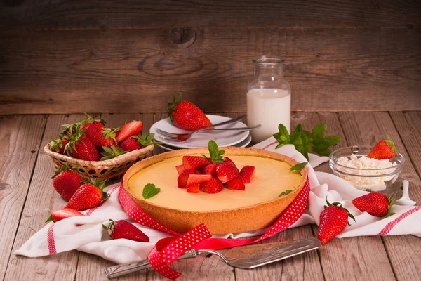 Ahşap masa üzerinde nane ile Çilek cheesecake.