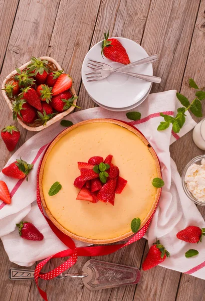 Strawberry Cheesecake Mint Wooden Table — Stock Photo, Image