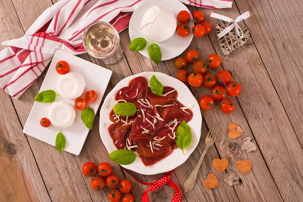 Czerwone Ravioli Serce Pomidorem Mozzarellą Bazylią — Zdjęcie stockowe