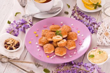 Custrad krem puf hamur işleri.