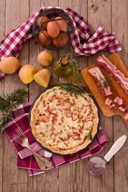 Peynir ve pastırmalı tart..