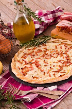 Peynir ve pastırmalı tart..