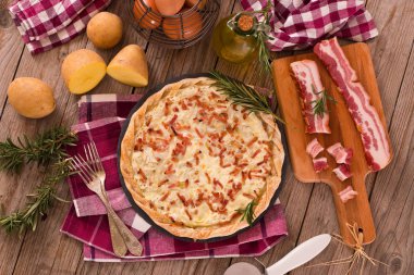 Peynir ve pastırmalı tart..