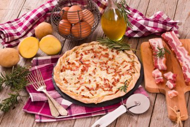 Peynir ve pastırmalı tart..