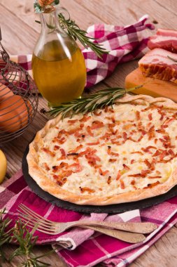 Peynir ve pastırmalı tart..