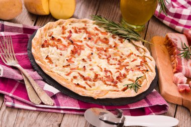 Peynir ve pastırmalı tart..