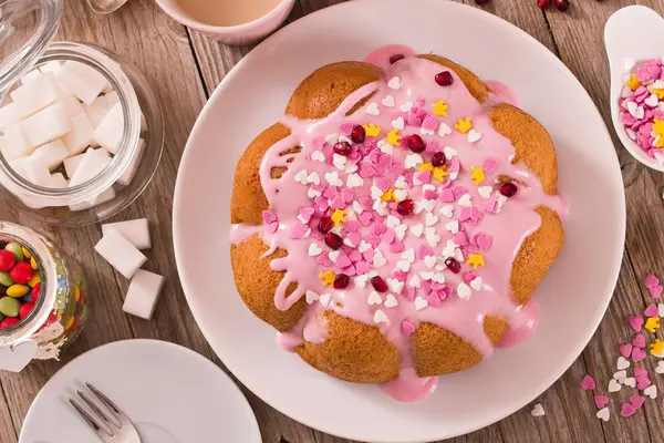 ピンクのフロスティングとケーキ — ストック写真
