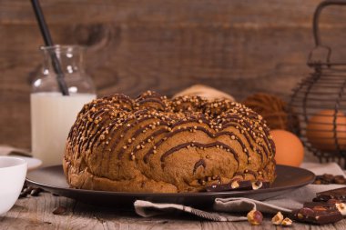 Ahşap masada Quinoa ile çikolatalı kahve pastası.