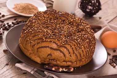 Ahşap masada Quinoa ile çikolatalı kahve pastası.