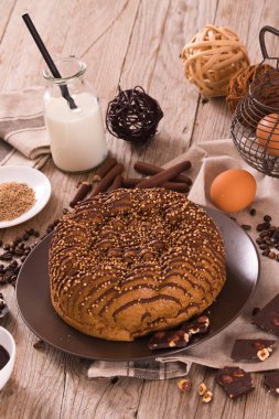 Ahşap masada Quinoa ile çikolatalı kahve pastası.