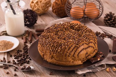 Ahşap masada Quinoa ile çikolatalı kahve pastası.