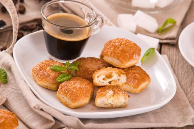 Muhallebi krem ile Puff hamur işleri.