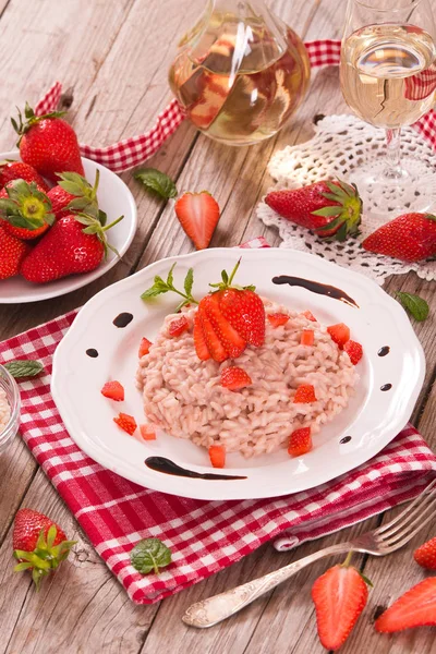 Beyaz Çanak Üzerinde Çilek Risotto — Stok fotoğraf