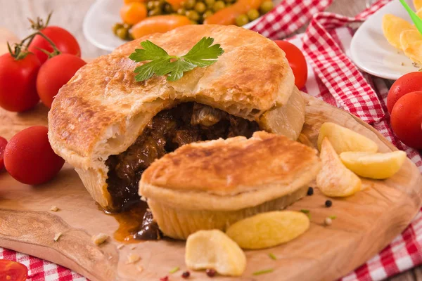 Pastel Filete Con Papas Fritas Tabla Cortar —  Fotos de Stock