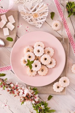 Ahşap masada buzlanma şekeri ile canestrelli bisküvi.