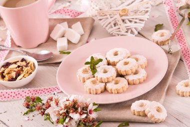 Ahşap masada buzlanma şekeri ile canestrelli bisküvi.