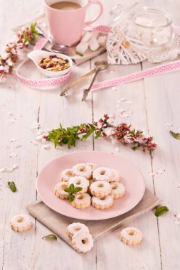 Ahşap masada buzlanma şekeri ile canestrelli bisküvi.