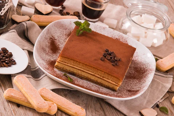 Tiramisu Kuchen Mit Kaffeebohnen Auf Weißem Teller — Stockfoto