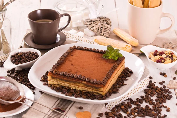 Tiramisu Torta Tejszínhabbal Fehér Edénybe — Stock Fotó