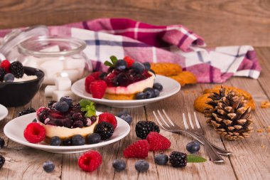 Karışık Meyveli ile Cheesecakes.