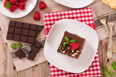 Çikolatalı Kek Ahududu üzerinde beyaz çanak ile.