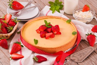 Ahşap masa üzerinde nane ile Çilek cheesecake.