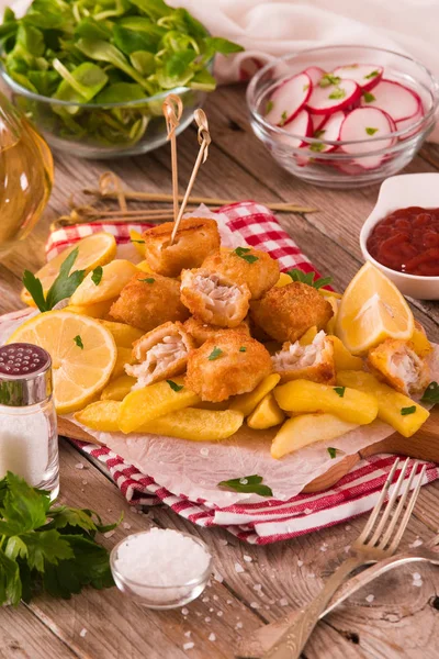 Peixe Batatas Fritas Com Salsa Tábua Corte — Fotografia de Stock