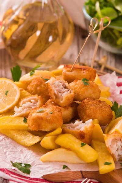 Fish Chips Met Peterselie Snijplank — Stockfoto