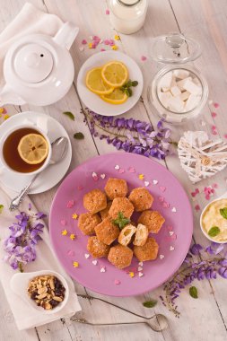 Muhallebi krem ile Puff hamur işleri.