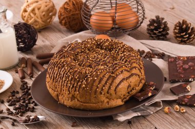 Ahşap masada Quinoa ile çikolatalı kahve pastası.