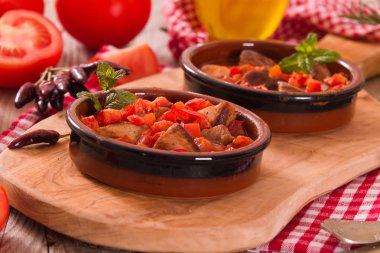 Domates sosu içinde marinated Domuz loin.
