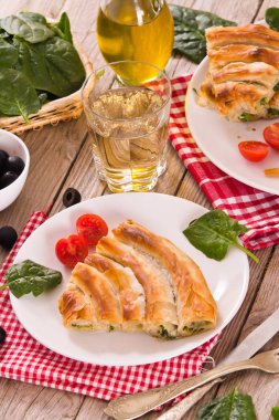 Spanakopita, beyaz çanak yunan ıspanak pasta.