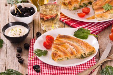 Spanakopita, beyaz çanak yunan ıspanak pasta.