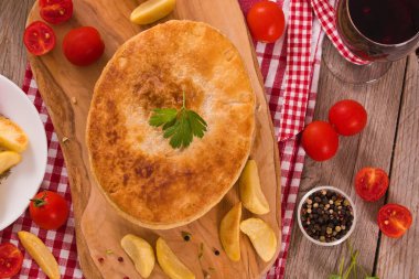 Kesme tahtasında patates kızartması ile Biftek pasta.