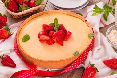 Ahşap masa üzerinde nane ile Çilek cheesecake.