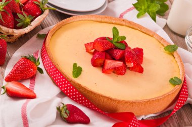 Ahşap masa üzerinde nane ile Çilek cheesecake.